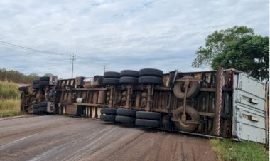 ACIDENTE ENTRE DOIS CAMINHÕES E UM CARRO INTERDITA TOTALMENTE A BR-369 EM CASCAVEL