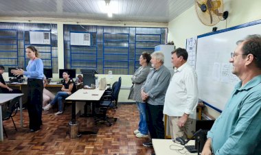 Dezenas de alunos participam da aula inaugural do curso de assistente administrativo 