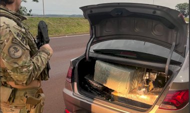 PRF recupera carro roubado e apreende quase 190 quilos de maconha em Medianeira