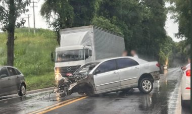 Cinco pessoas morrem em gravíssimo acidente na PR-182.