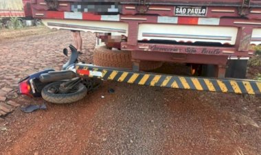 Sol poente prejudica visibilidade e motociclista fica ferido após colisão com caminhão em Mercedes