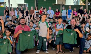 Autoridades acompanham entrega de uniformes na rede municipal de Marechal Rondon