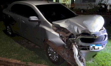 Mulher fica ferida após colidir carro contra carreta estacionada em Mercedes