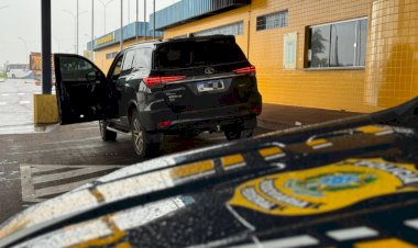 PRF recupera caminhonete de luxo furtada no RS durante abordagem em Guaíra