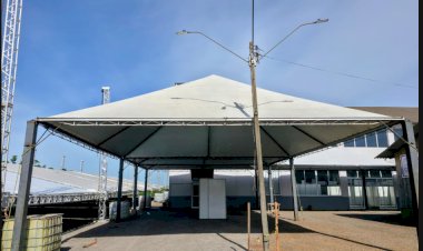 Expo Rosa 2026 ganha forma com montagem de estandes e estrutura de shows