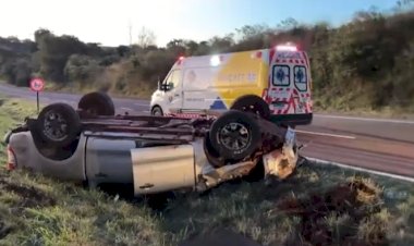 Caminhonete capota na BR-163  e fica com a rodas para cima