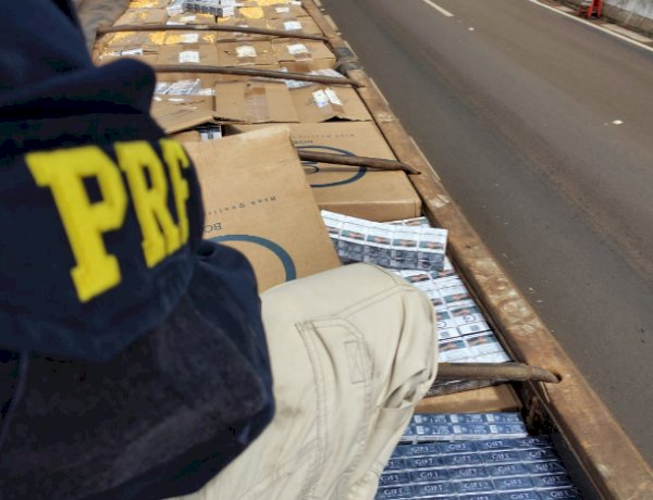 PRF apreende carreta abarrotada com cigarros contrabandeados escondidas em carga de milho na região