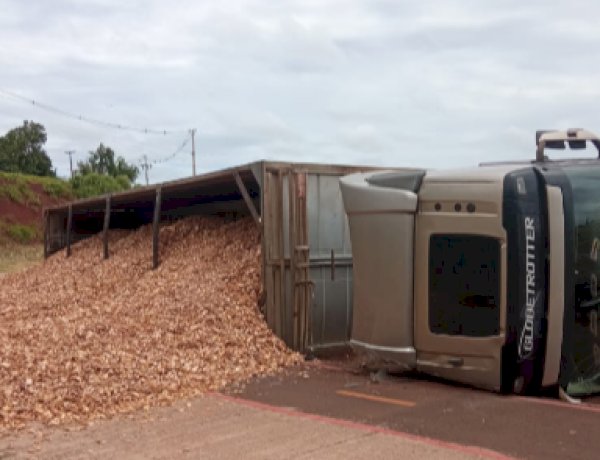 Carreta carregada com cavaco tomba na BR-163 no  trevo de Marechal Cândido Rondon