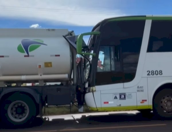ATUALIZADO: Colisão traseira entre ônibus e caminhão deixa 4 passageiros feridos na PR-182, em Palotina