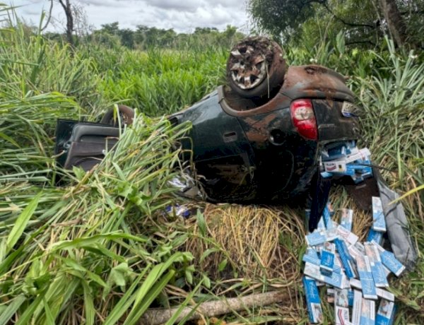 Fuga de carro carregado com cigarros termina em capotamento em Guaíra