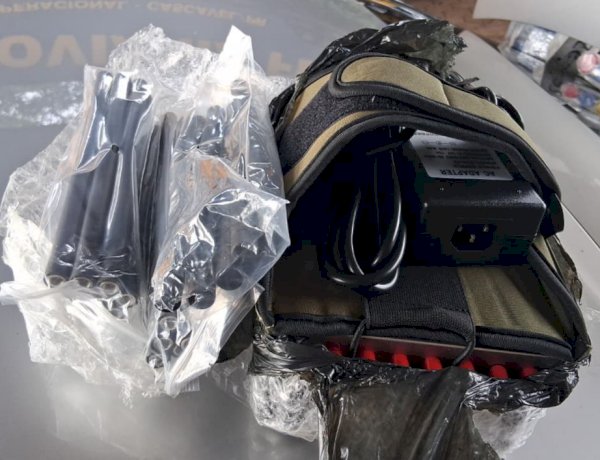 PRF apreende medicamentos estrangeiros e bloqueador de sinal na BR-277, em Cascavel