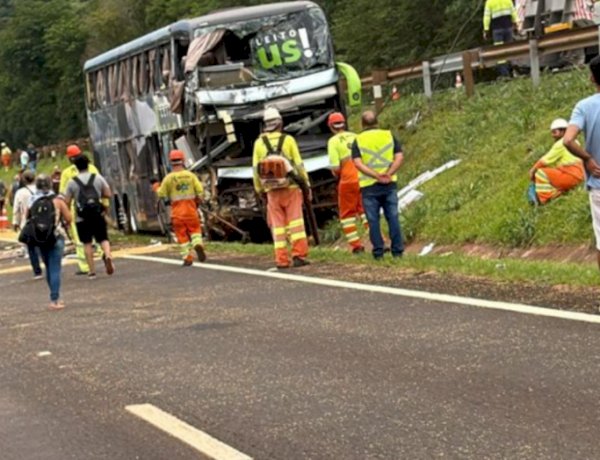 Colisão traseira entre ônibus e carreta deixa cinco feridos na BR-277