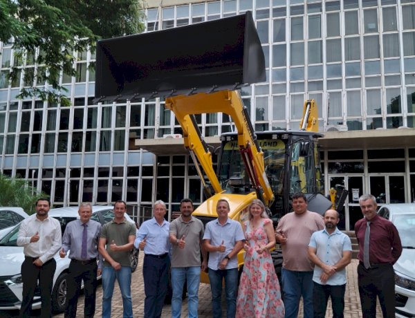 Marechal Cândido Rondon recebe nova retroescavadeira para reforçar frota municipal