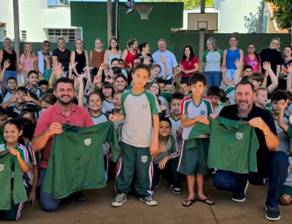 Autoridades acompanham entrega de uniformes na rede municipal de Marechal Rondon