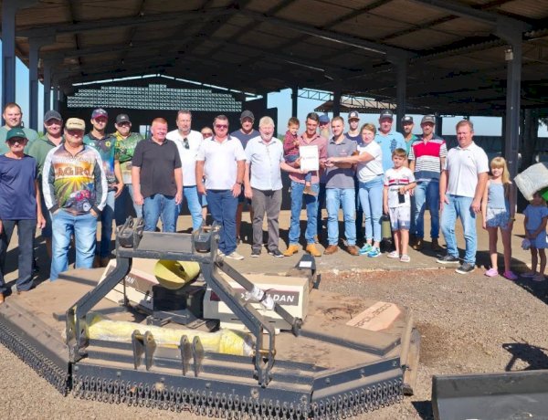 Associação da Linha Guaçu recebe trator e implementos agrícolas em Nova Santa Rosa