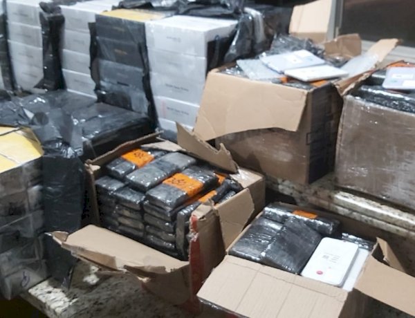 PRF apreende carga de eletrônicos e arma de fogo na BR-277, em São Miguel do Iguaçu