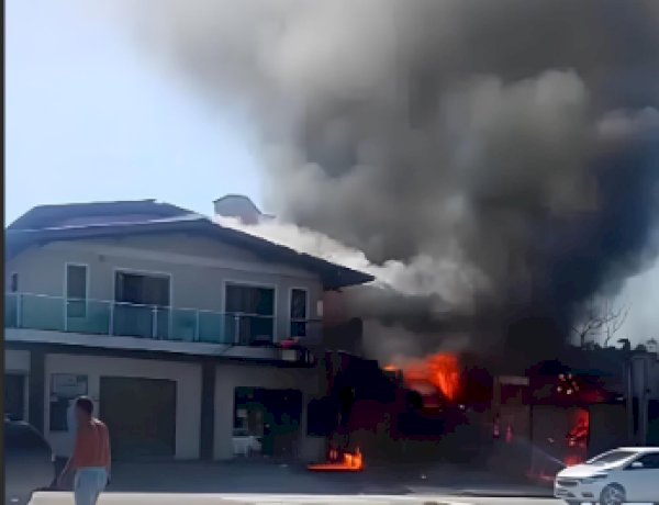 Quatro morrem após queda de avião sobre restaurante no RS; helicóptero faz pouso forçado no RJ