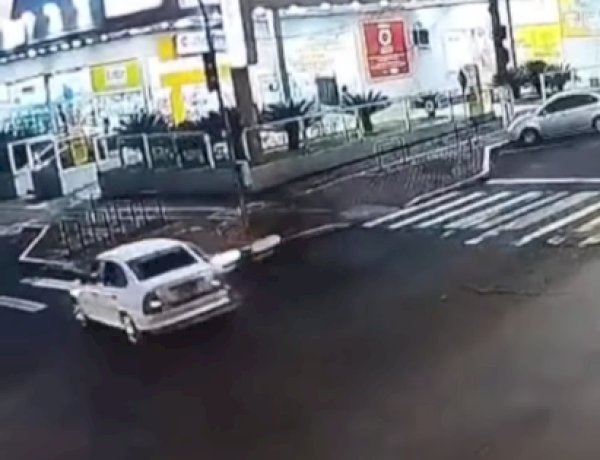 Casal fica ferido após colisão entre moto e carro no centro de Marechal Rondon