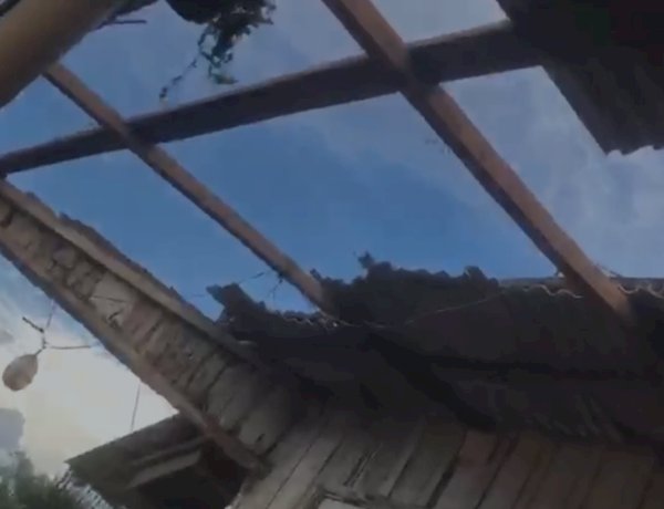 Vendaval causa destruição e destelha casas em vila rural de Terra Roxa