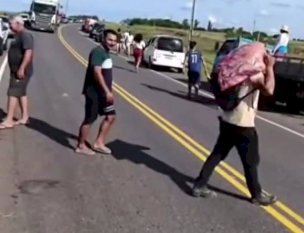 Acidentes com caminhões no Paraguai chamam atenção; caso com carga de gado gera caos e alerta sanitário