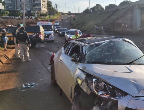 Veículo foge da PRF, descarta droga na rodovia e capota na BR-277, em Medianeira