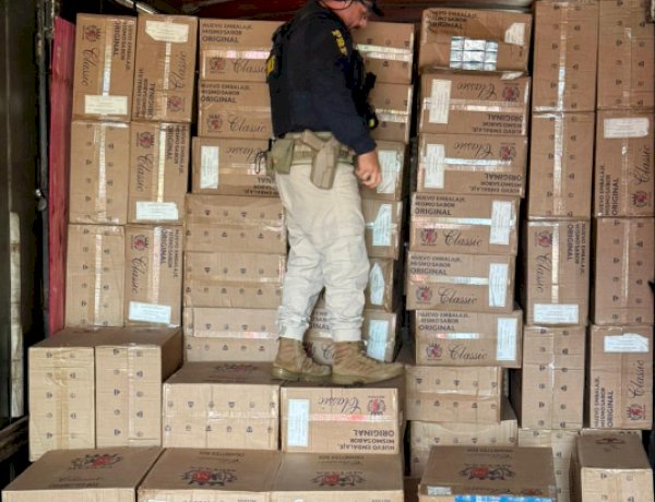 PRF apreende caminhão com 300 mil maços de cigarros contrabandeados em Marechal Rondon