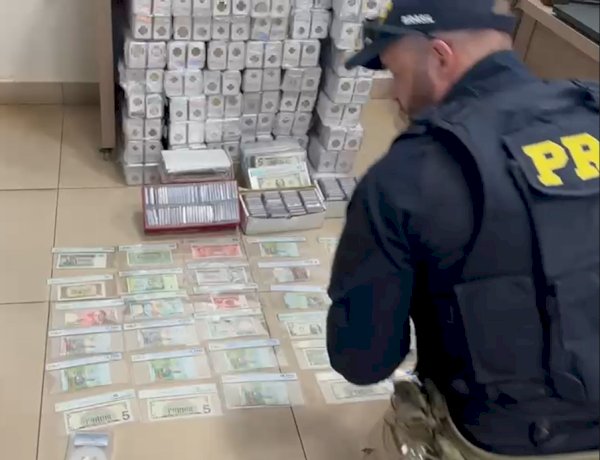 Tesouro em trânsito: PRF apreende moedas e cédulas estrangeiras na BR-277, em Cascavel