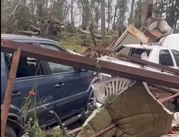 Possível tornado com ventos de até 200 km/h deixa rastro de devastação na Argentina