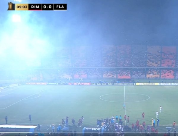 Confusão nas arquibancadas paralisa jogo entre Medellín e Flamengo pela Libertadores  Título:
