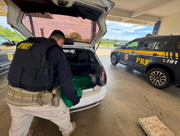 PRF prende casal transportando 131 quilos de drogas em carro com criança e cachorro no Noroeste do Paraná