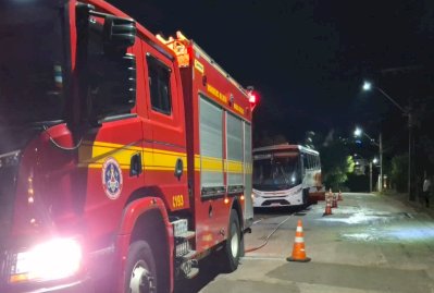Princípio de incêndio em ônibus estacionado em pátio de posto em Marechal Rondon é investigado como possível crime