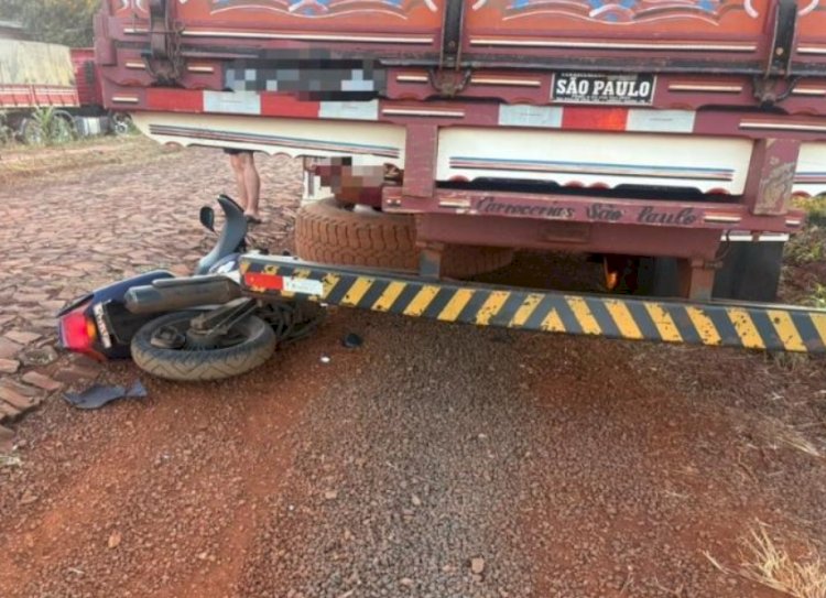Sol poente prejudica visibilidade e motociclista fica ferido após colisão com caminhão em Mercedes