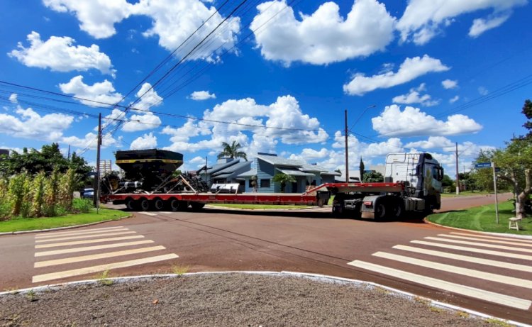 Caminhão prancha atinge poste após desvio  no bairro Alvorada do Sol, em Nova Santa Rosa