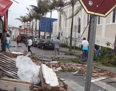 Tornado na região Metropolitana de Curitiba deixou danos em cerca de 350 residências