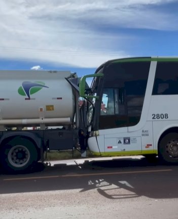 Acidente envolvendo ônibus e caminhão tanque é registrado na PR-182, em Palotina