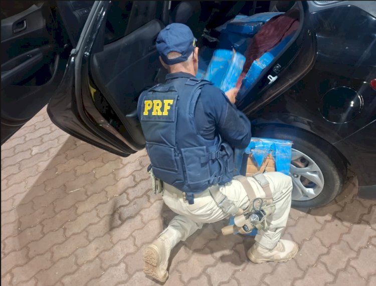 PRF prende casal com 103 quilos de maconha  carregados em Pato Bragado