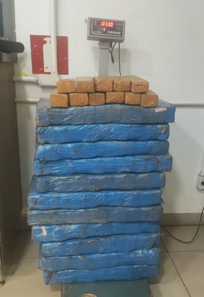 PRF prende casal com 103 quilos de maconha  carregados em Pato Bragado