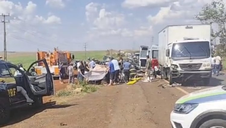 TRAGEDIA: Acidente envolvendo 2 caminhões, 1 carro em chamas, 1 morto, 4 gravemente feridos, várias ambulâncias e dois helicópteros   na pista é o saldo de um acidente hoje a tarde  na BR-369 em Ubiratã