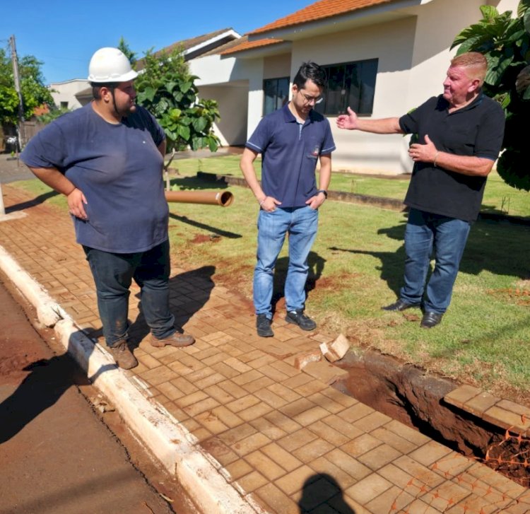Prefeitura acompanha situação de cratera formada após chuva intensa e obra de saneamento