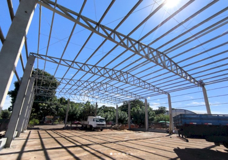 Quadra da Escola Almirante Barroso, em Vila Curvado, recebe cobertura