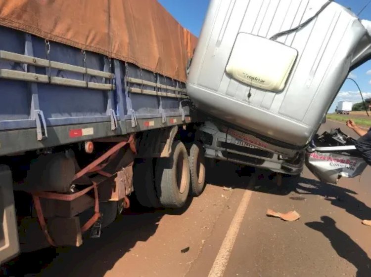 Colisão entre bitrens provoca danos de grande monta na BR-163, em Quatro Pontes