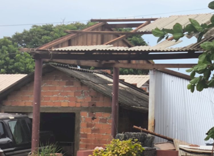 Temporal provoca destruição e deixa centenas sem energia em Maripá; o telhado de uma casa foi arrancado por inteiro