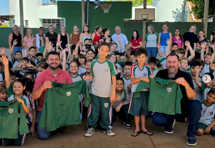 Autoridades acompanham entrega de uniformes na rede municipal de Marechal Rondon