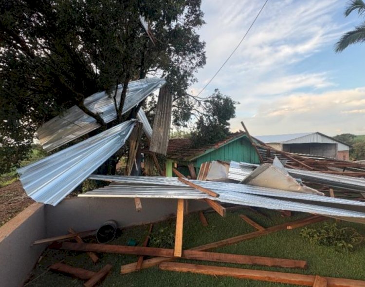Temporal provoca estragos na área rural de Mercedes e destelha residência