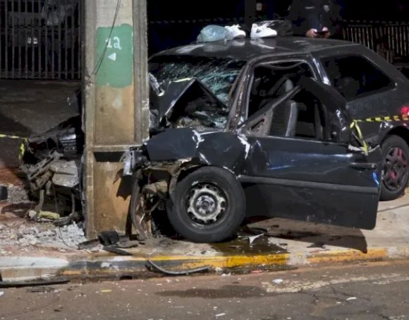 Acidente contra poste deixa um morto e outro em estado grave em Toledo