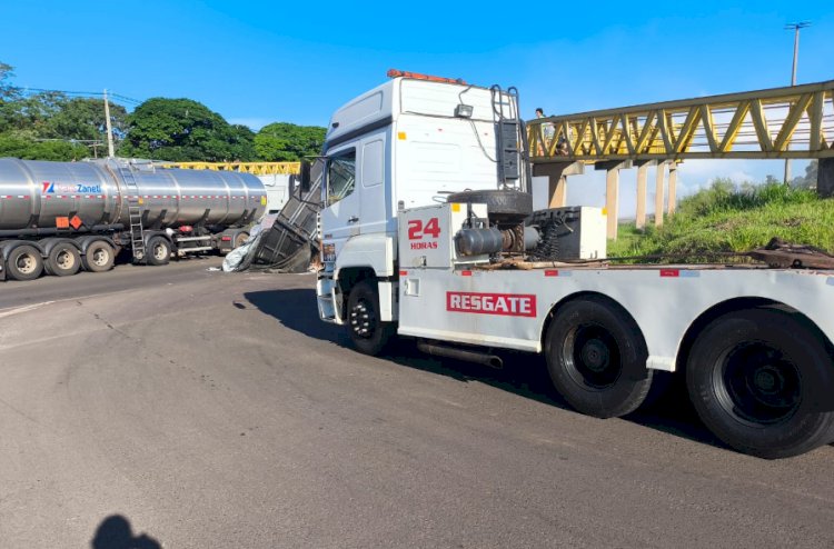 Carreta carregada com farinha tomba na entrada de Marechal Rondon na Br 163  proximo ao trevo a Nova Santa Rosa