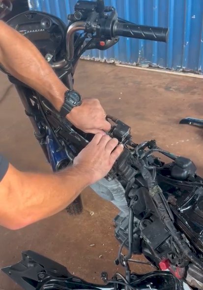 PRF prende mulher com mais de 7 kg de haxixe escondidos em moto adulterada na BR-163