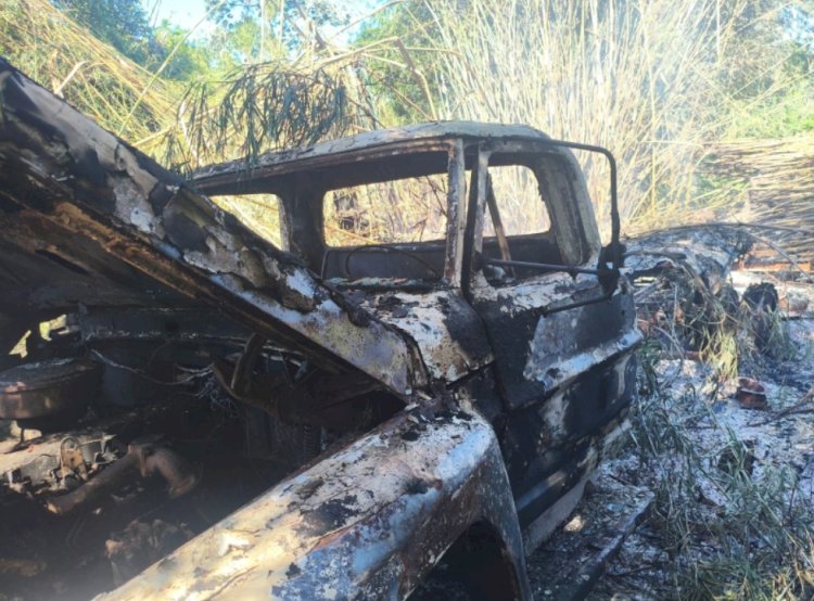 Incêndio destrói caminhão e pulverizador em propriedade rural no interior de Mercedes