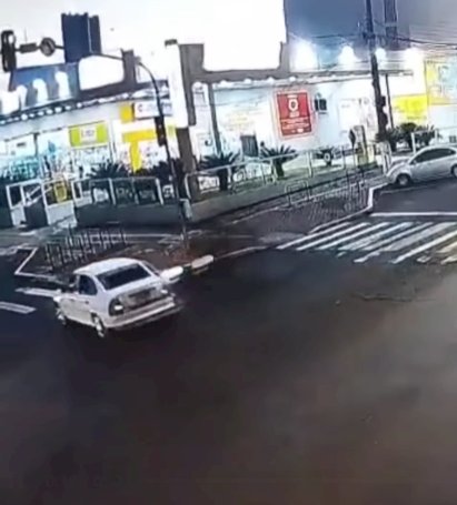 Casal fica ferido após colisão entre moto e carro no centro de Marechal Rondon