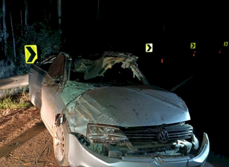 ATUALIZANDO: Jovem de 22 anos  fica gravemente ferido após  bater Jetta contra anteparo e árvores na PR-490